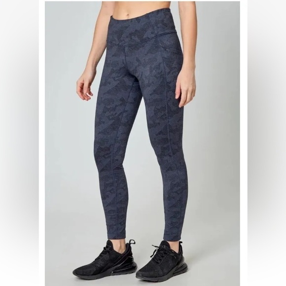 NWT Mondetta Women’s Performance Heat Gear Active Leggings Blue Camo Size Small - Picture 13 of 13